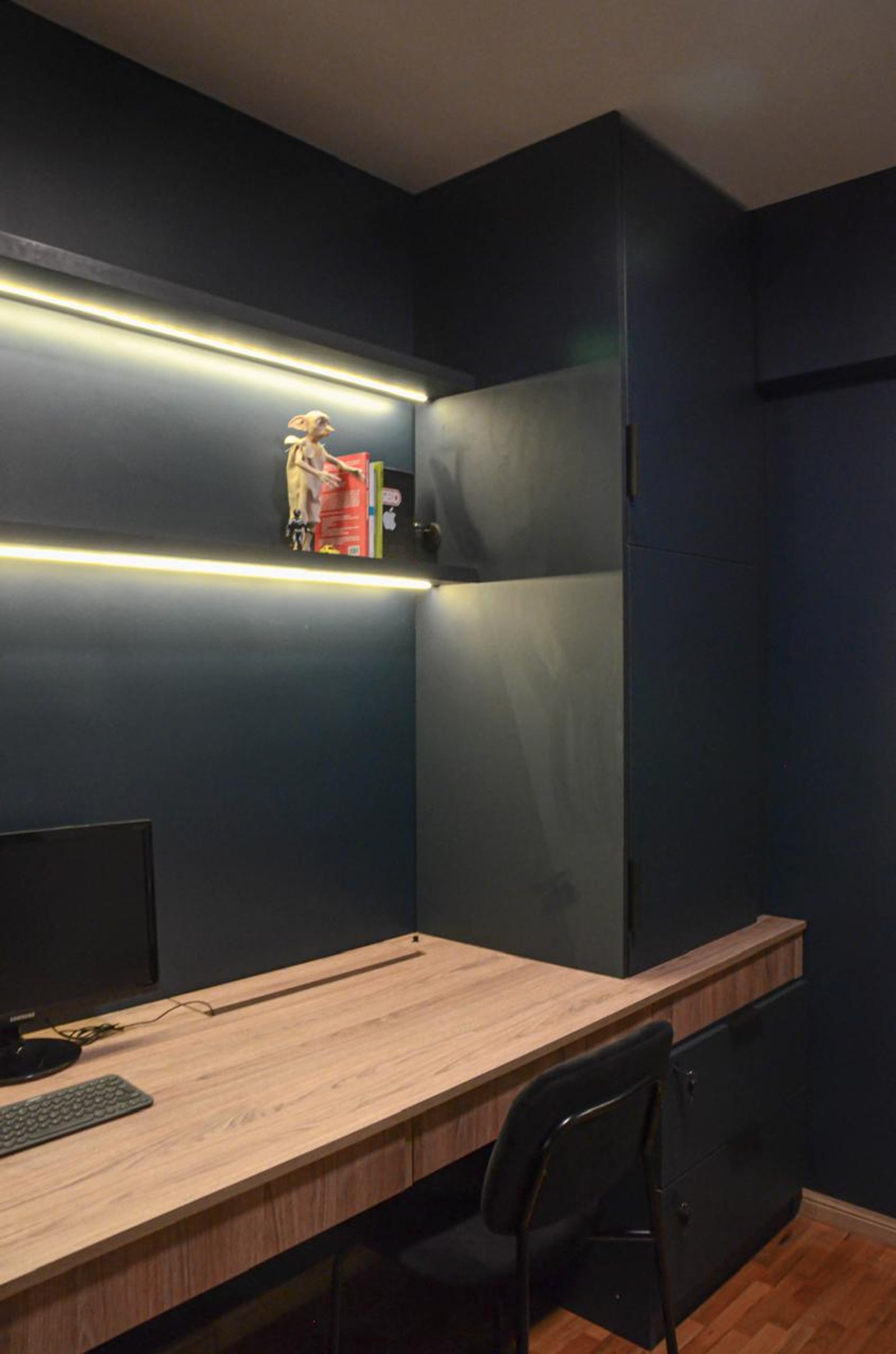 Oficina moderna con paredes azul marino y escritorio de madera — proyecto Cordoba, por Eniraestudio, en Buenos Aires